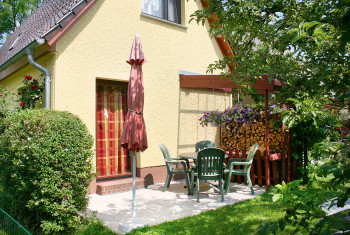 sonige Terrasse, eingezäunter kleiner Garten