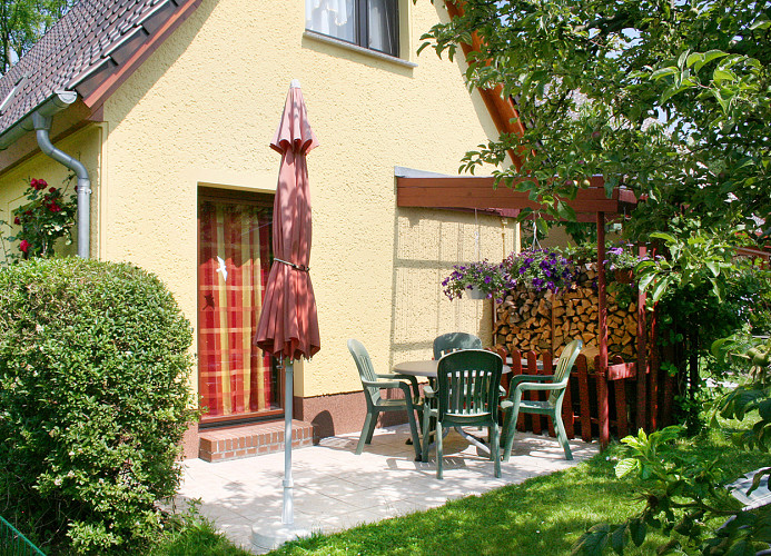 sonige Terrasse, eingezäunter kleiner Garten