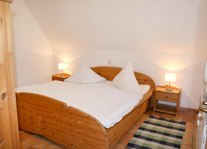 Schlafzimmer mit Doppelbett und Schrank