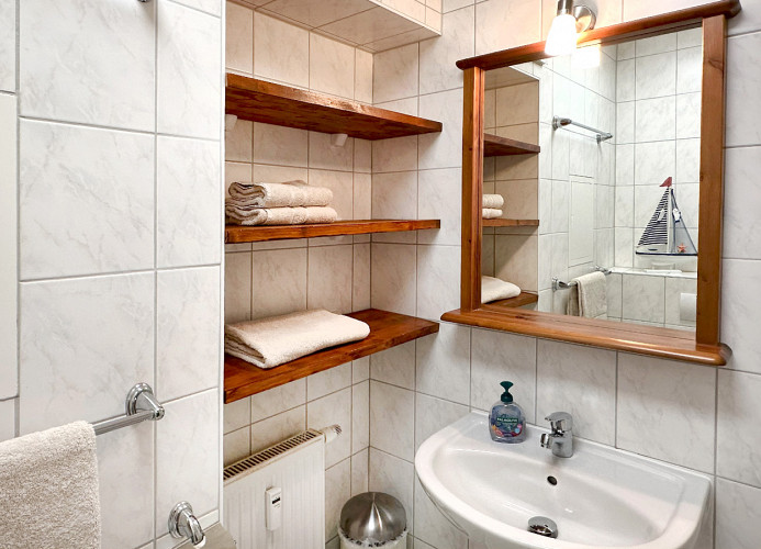 Bad mit Dusche und WC