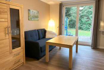 Wohnzimmer mit Zugang zur eigenen Terrasse