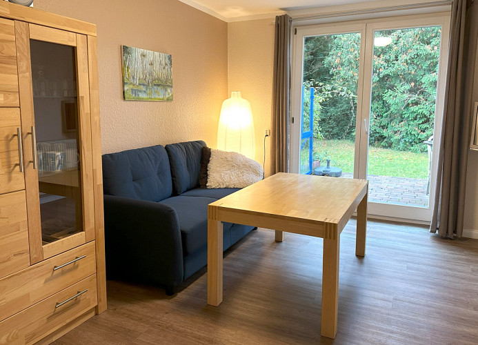 Wohnzimmer mit Zugang zur eigenen Terrasse