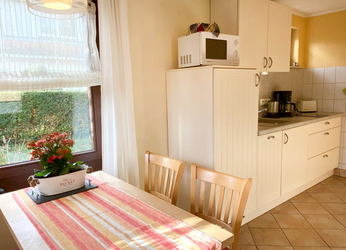 Esstisch und Küchenbereich