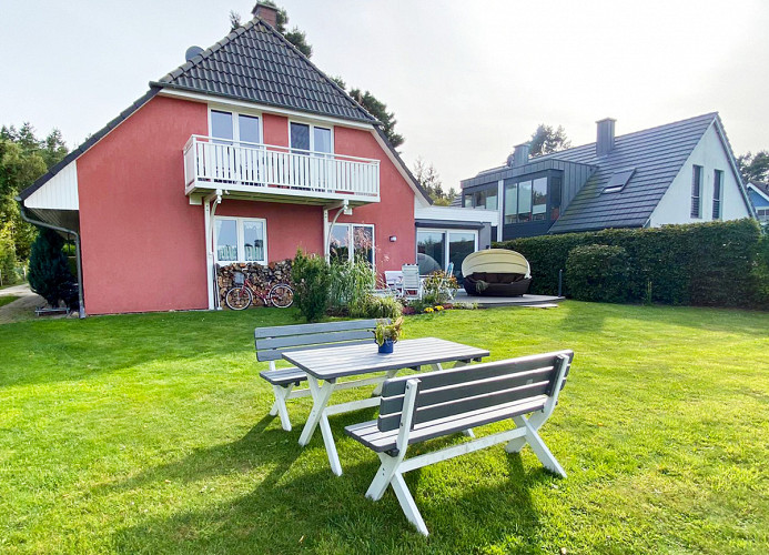 Sitzplatz für ein Picknick im Garten mit Blick auf weite Wiesen