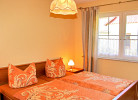 Schlafzimmer mit Doppelbett und Kleiderschrank