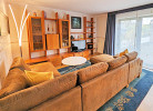 geräumiges Wohnzimmer