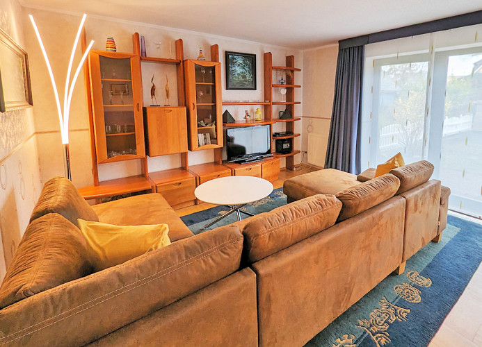 geräumiges Wohnzimmer
