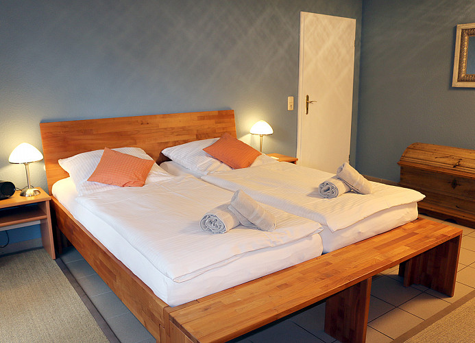 Schlafzimmer mit Doppelbett, Kleiderschrank + Kommode/Truhe