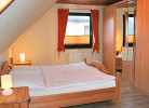 Schlafzimmer II - mit Doppelbett, kleiner Sitzecke und großem Kleiderschrank