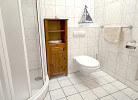 Dusche und WC im Bad