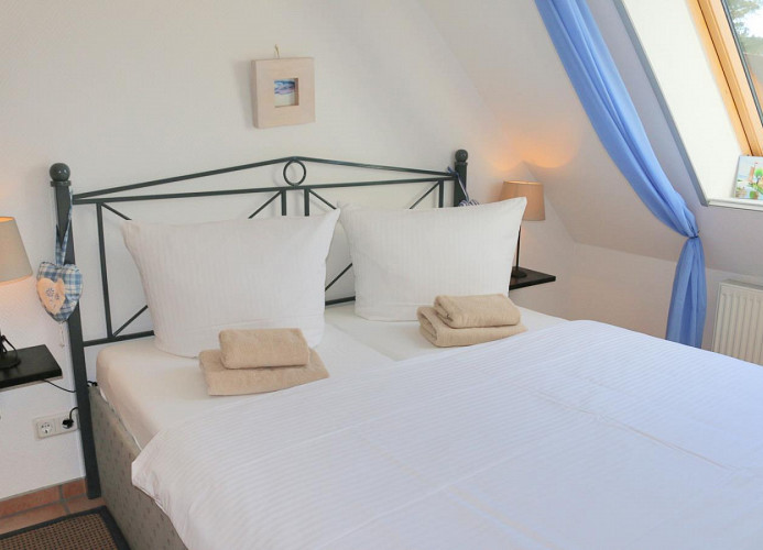 Schlafzimmer mit Doppelbett (Bettwäsche + Handtücher gegen Aufpreis)