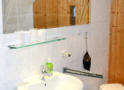 Waschbecken mit großer Spiegelfläche