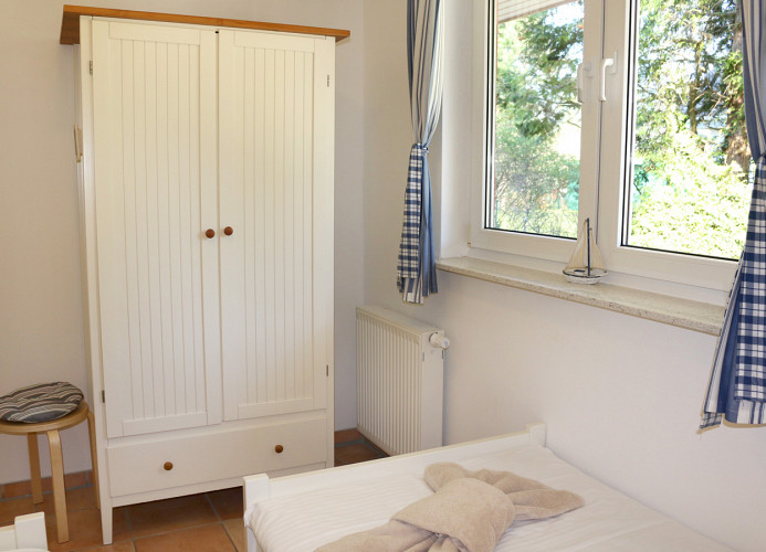 Kleiderschrank im Schlafzimmer II