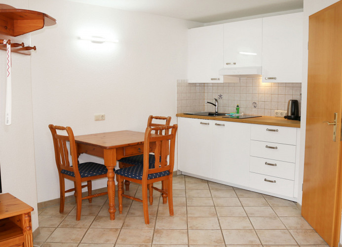 Küchenbereich mit Esstisch und Platz für drei Personen