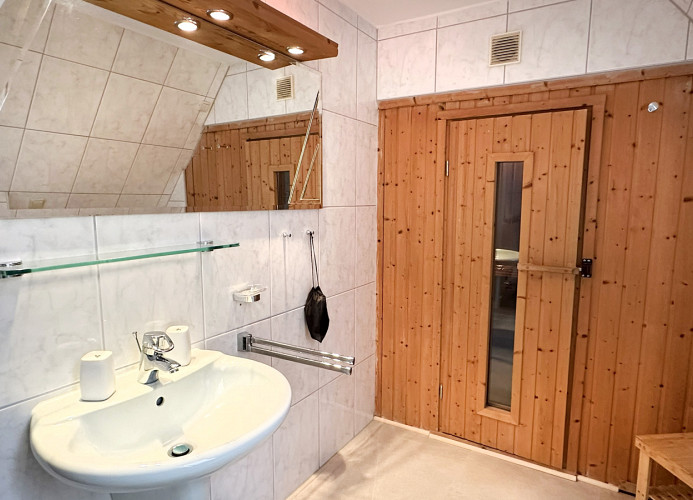 Waschbecken mit großer Spiegelfläche