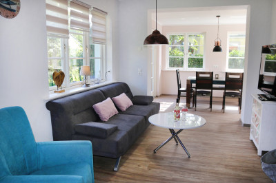 Wohnbereich mit Couch und Sessel