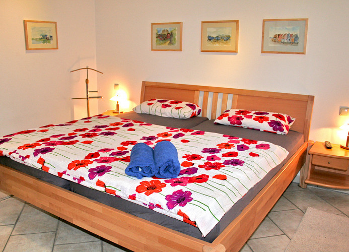 großes Doppelbett im Schlafzimmer (Bettwäsche zubuchbar)