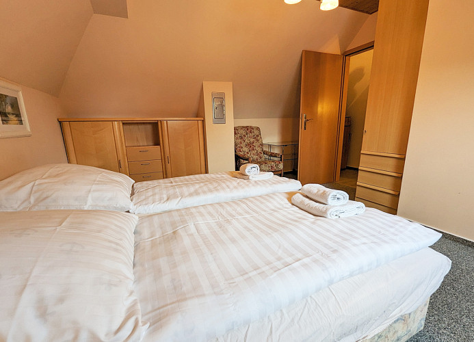 Schlafzimmer III mit kleiner Kommode