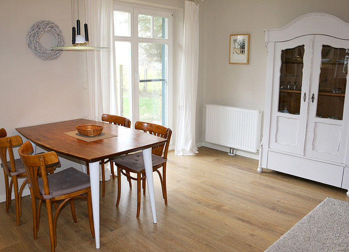 mit Blick auf Hof, Garten und die angrenzenden Wiesen im Süden