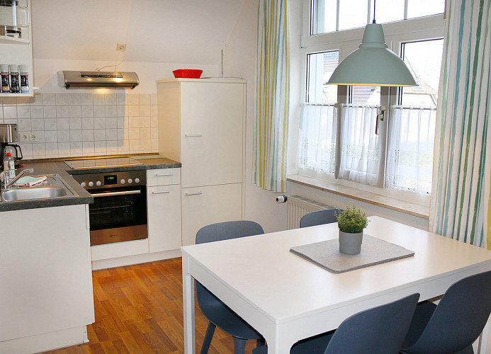 separate Küche mit Esstisch und 4 Stühlen