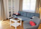Couch und Sessel mit Leselampe, kleine Auswahl an Urlaubslektüre